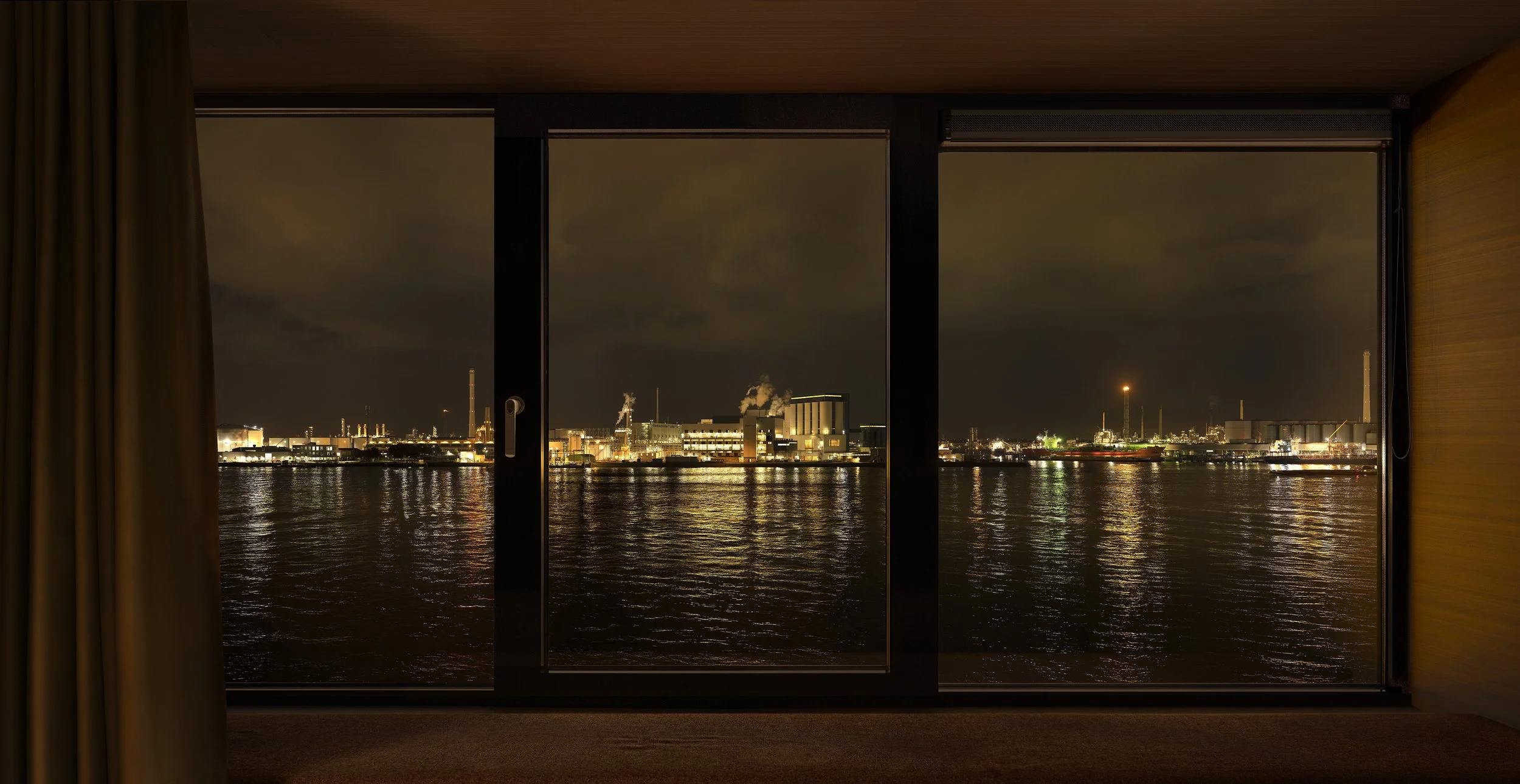 304, Delta Hotel, Vlaardingen, 119 x 230 cm (2021)