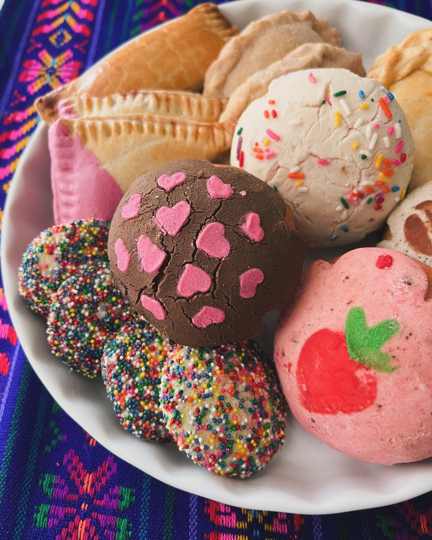 Our selection of pan dulce for the weekend of May 4-5th 🥰 

⭐️ Conchas | Flavors:  coffee, chocolate, funfetti, strawberry
⭐️ Empanadas | Flavors: apple, cherry hibiscus, dulce de leche, guava
⭐️ Cookies | Flavors: gragea (sprinkle), puerquito (ging