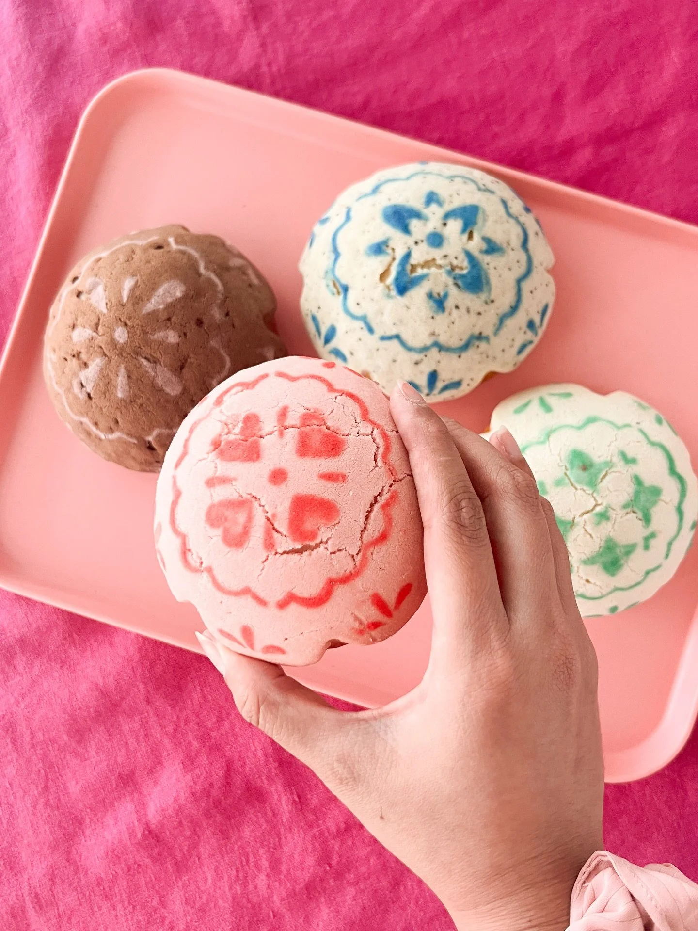 Traditionally, conchas get their flavor only from the topping. But we take it up a notch :)

Flavor in the topping + flavor in the bread =
DOUBLE the flavor ✨

Clockwise from the top (first photo):
☕️ Caf&eacute; de olla (blue)
🤍 Vanilla (green)
🍓S