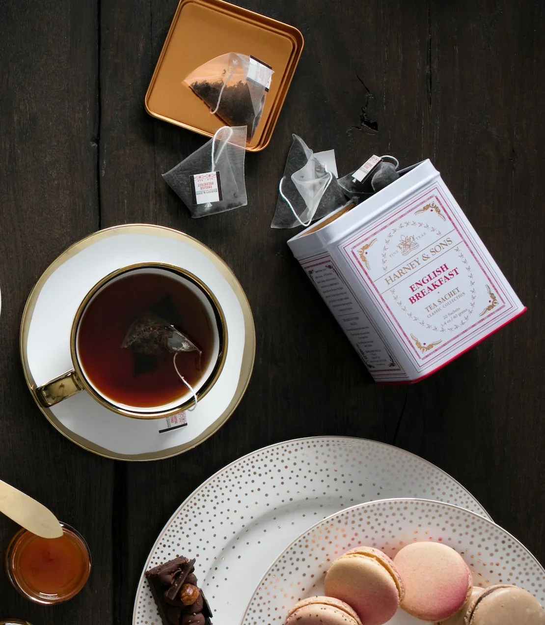 English_Breakfast_Classic_Tin_of_20_Sachets_Mood2.webp