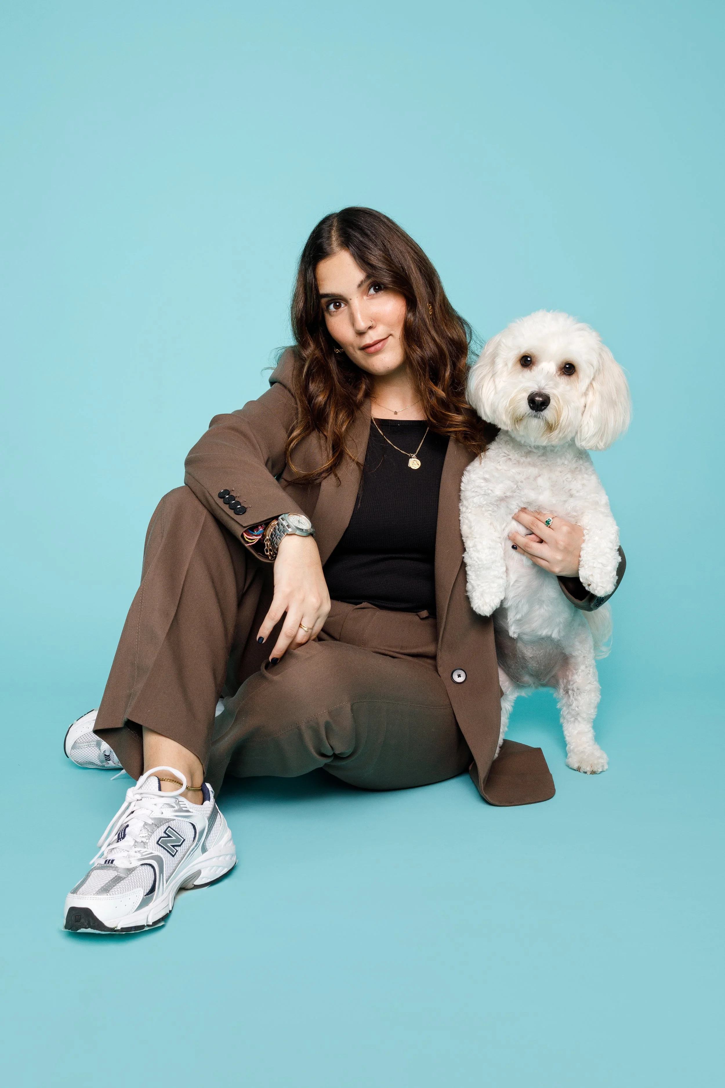 rapariga com o cão branco em fundo azul