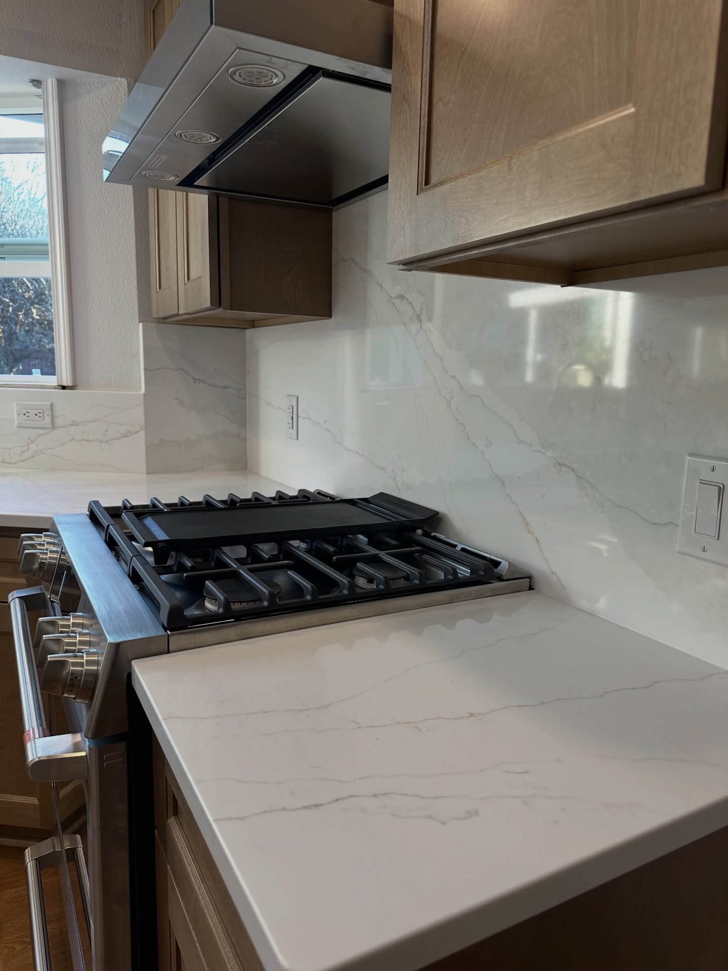 Check our this beautiful quartz backsplash!

Which do you prefer, quartz backsplash or tile?