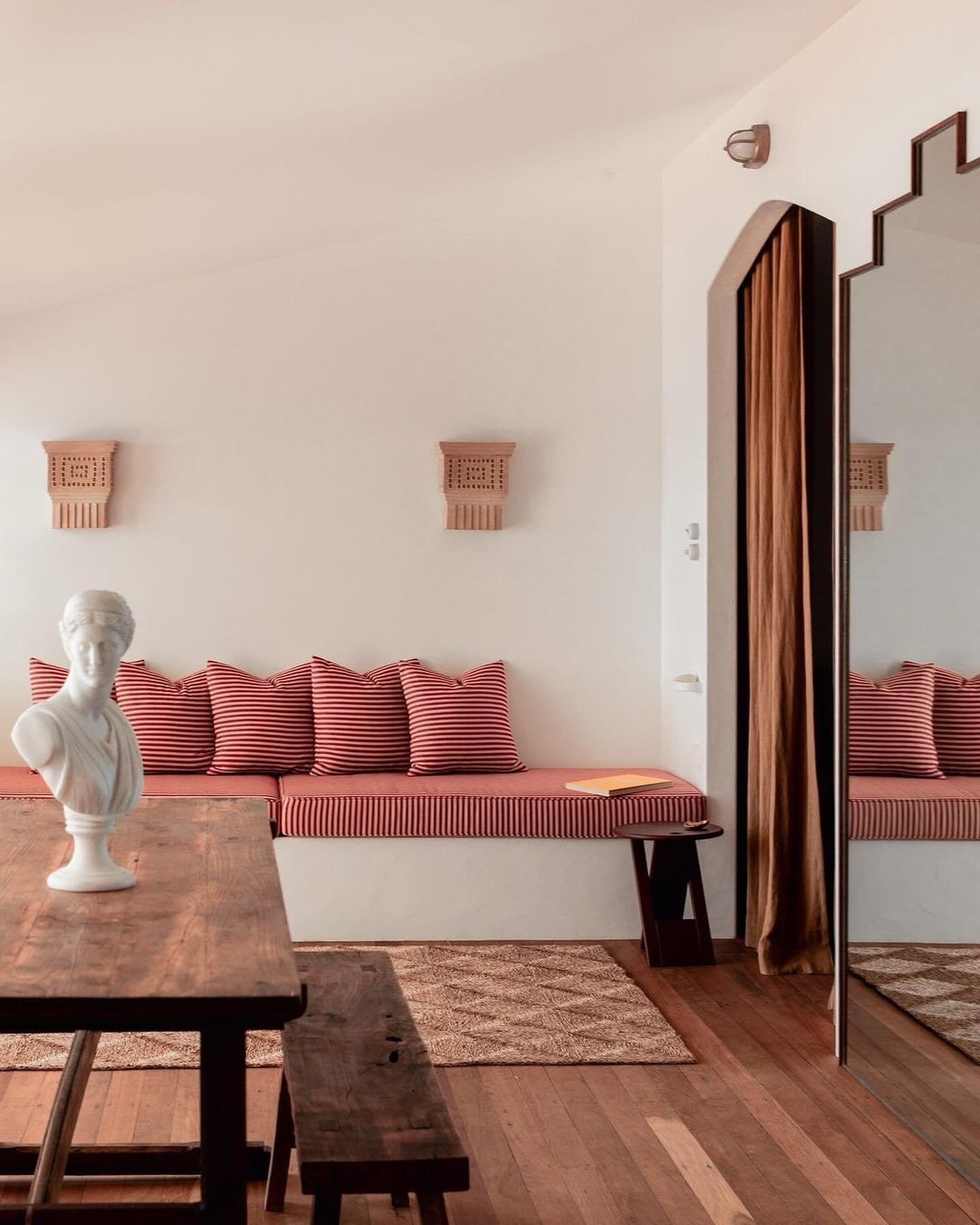@vogueliving In the sleepy northern NSW surf town of Yamba, stylist and former fashion designer @shereecommerford has seen the culmination of a long-held wish come true. Opening the doors to the sun-drenched, retro-leaning boutique hotel @ildelfino__