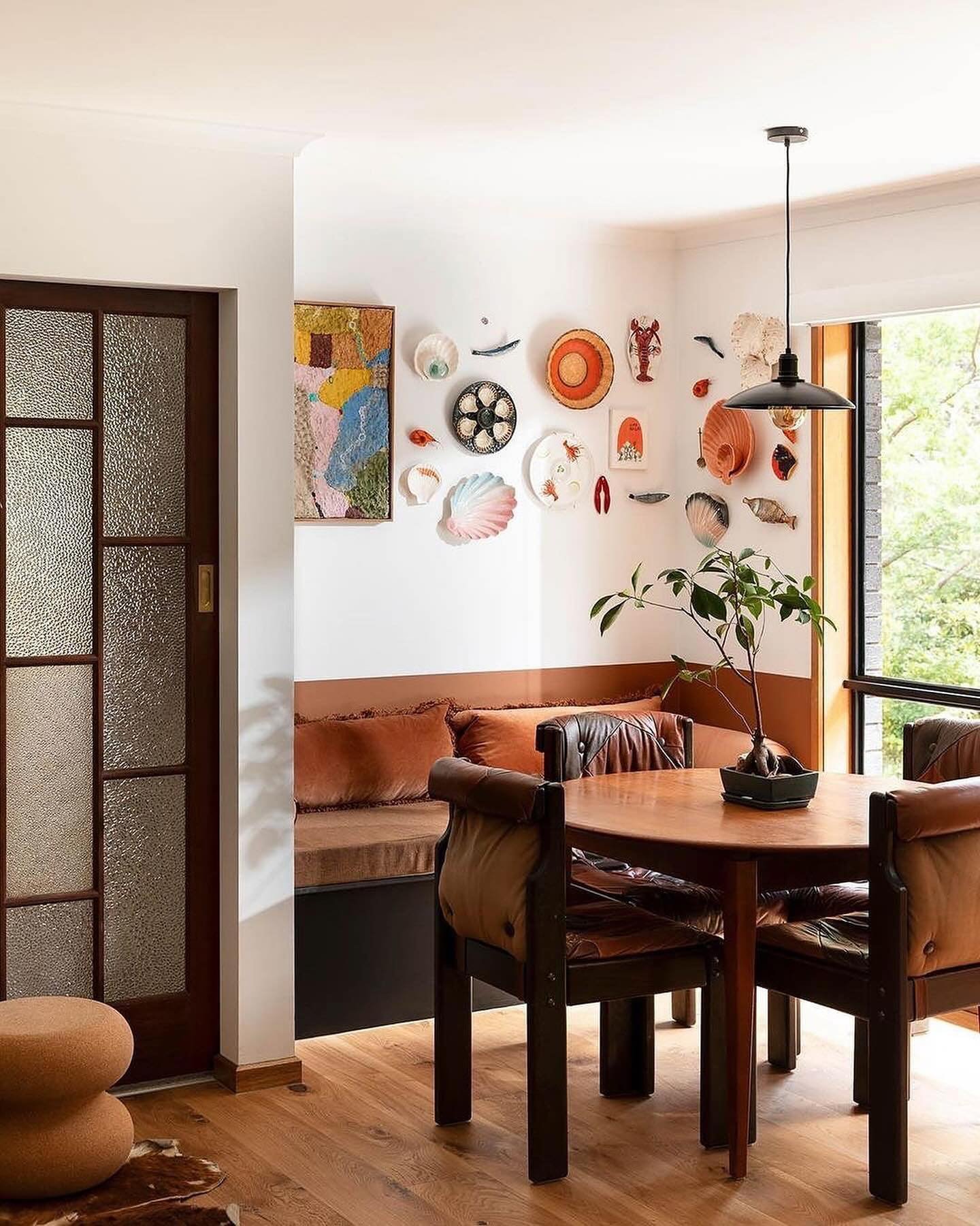 From @heretoinspire74 ➡️➡️ The home of @studiomimimoon 

Photos @gemmola⁠
Interior Design @caitlin_setsquarestudio
Via @thedesignfiles