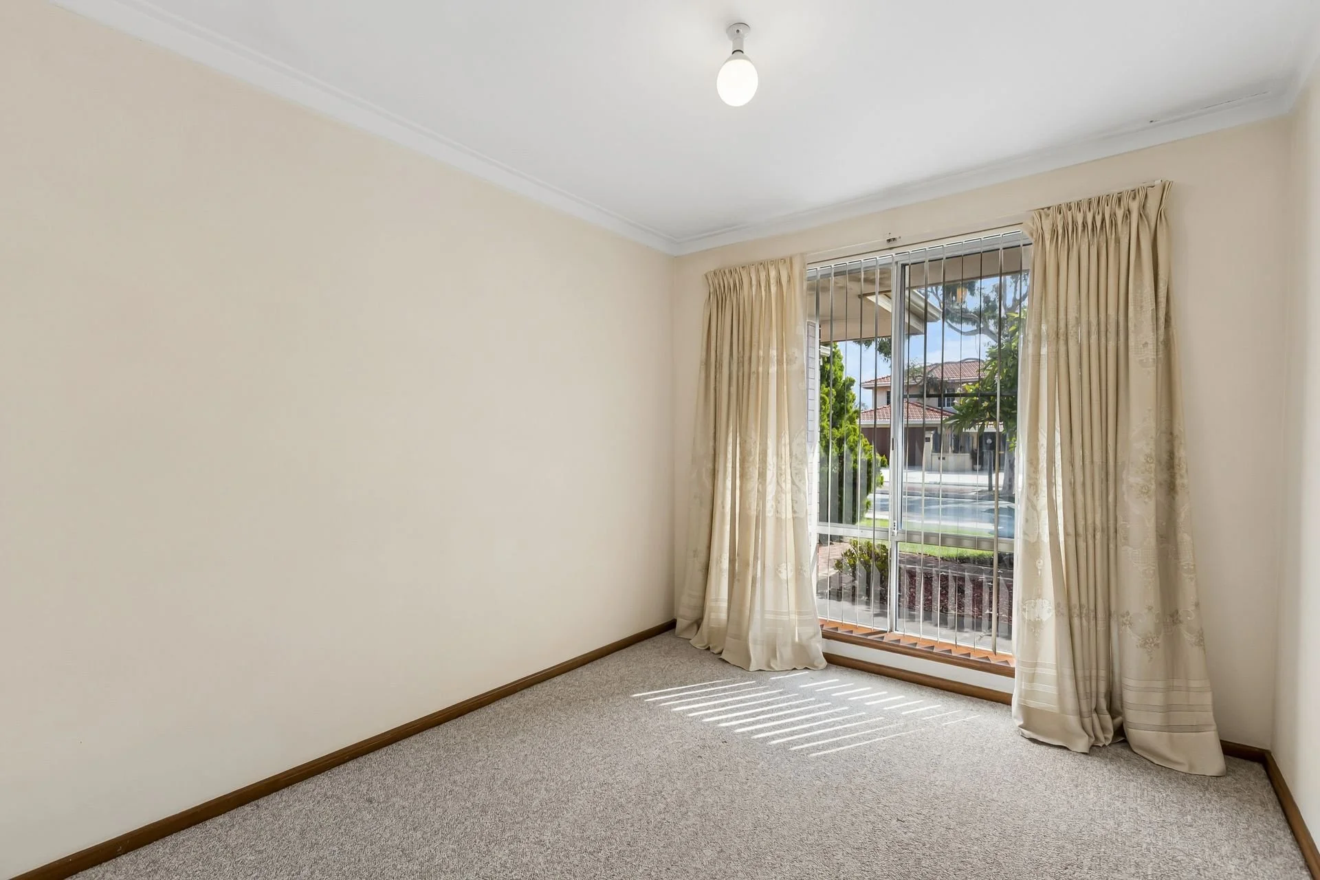 2_243 Odin Dr, Stirling 01.jpg