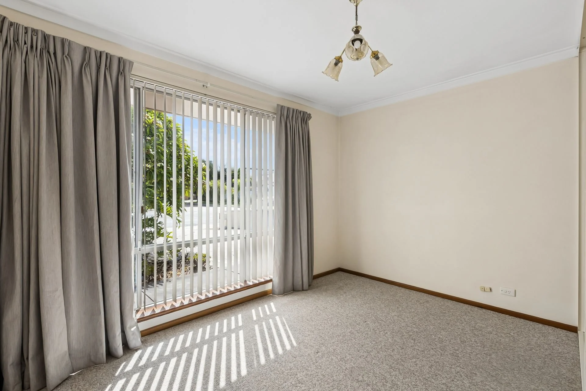 3_243 Odin Dr, Stirling 02.jpg