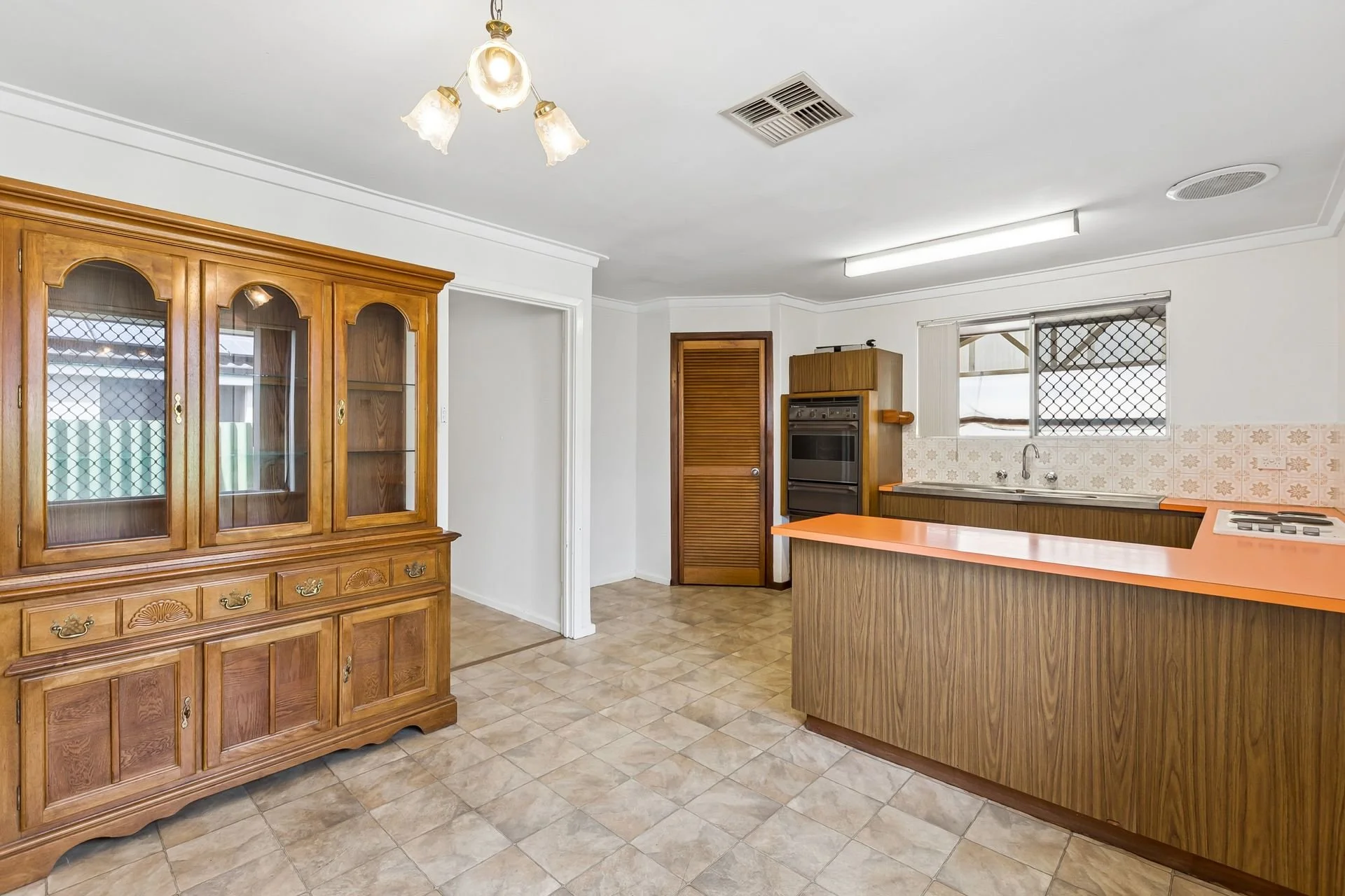 13_243 Odin Dr, Stirling 13.jpg