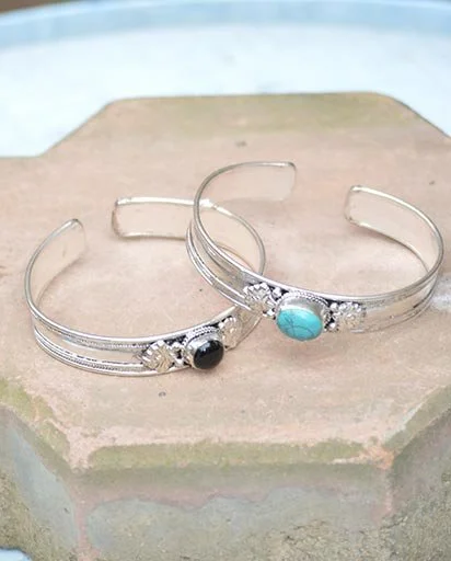 Thin one stone braclet.jpg