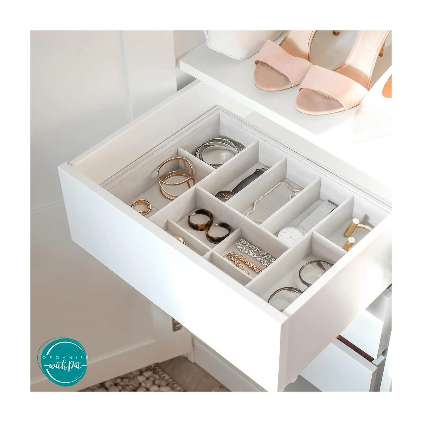 Jewelry also needs to be organized.

I share some tips to achieve it.

1. Let&rsquo;s start with the discard.
Say goodbye to those old and rusty jewelry, remember that accumulation is unnecessary.

2. Categorize them.
Separate necklaces, rings, earri