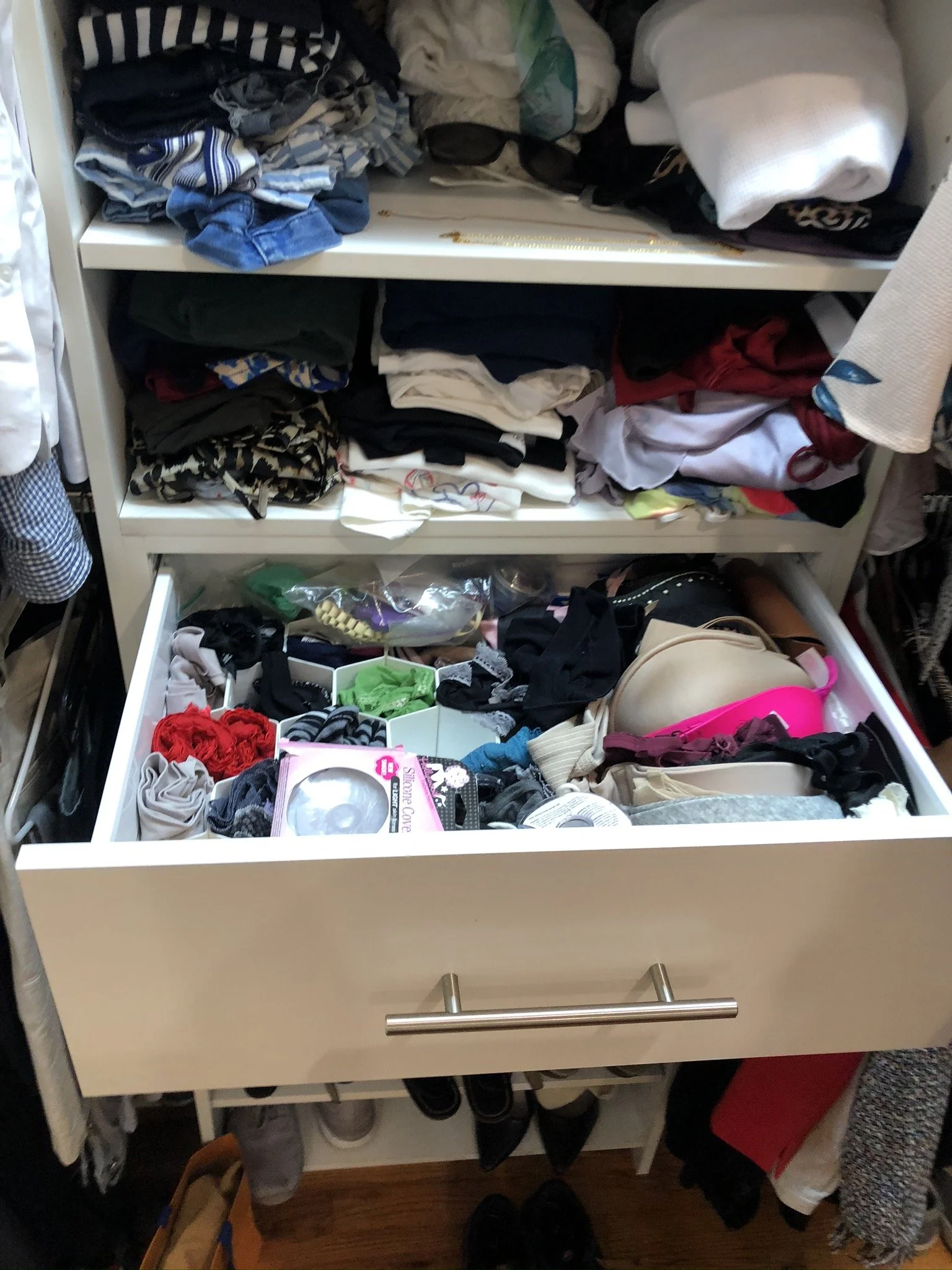 CAJON CLOSET MARIA DESORGANIZADO.JPEG