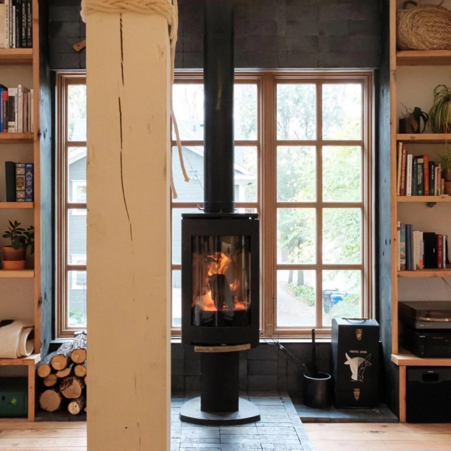 Jotul wood stove for those cold winter nights.
Winter like the Norwegians. 
Split wood like the Swedes 

#koselig #hygge #cozy
#jutul #cabin #workfromhome #architecture