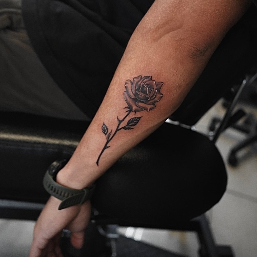🌹 #rosetattoos #HappyFriday #tattooshop