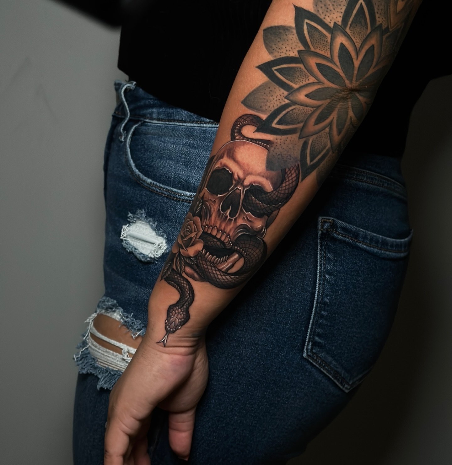 Good way to start the weekend 🤙🏼 #Tattoos #Workflow #snaketattoo #Skull #Inked