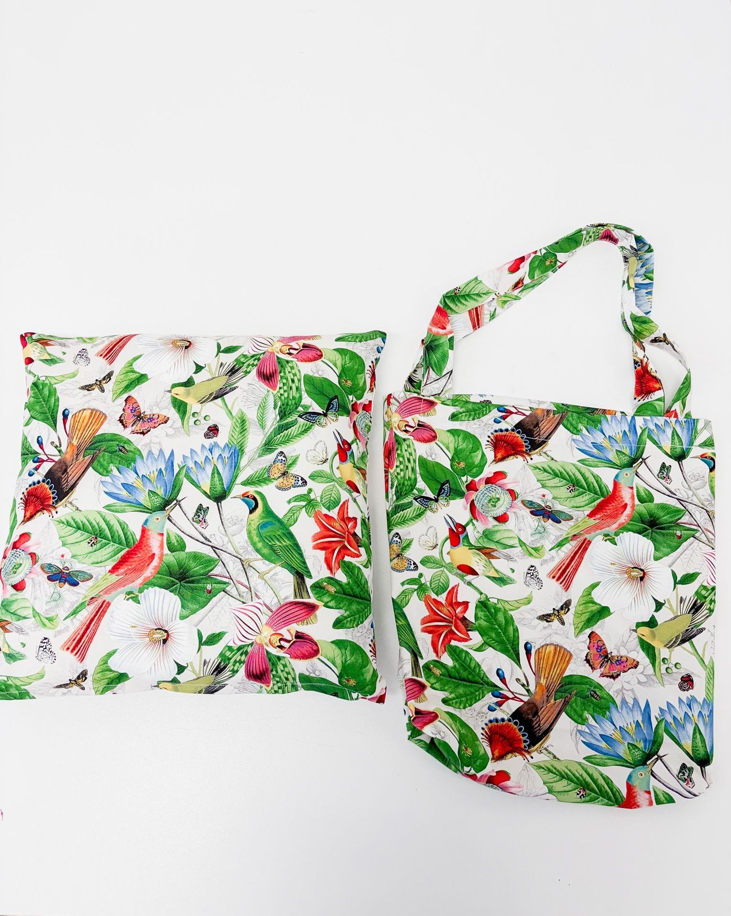 Matching cushion cover and tote bag in this gorgeous floral print fabric? 🌺🌼🪻🌸🪷
It&rsquo;s a big yes from us!