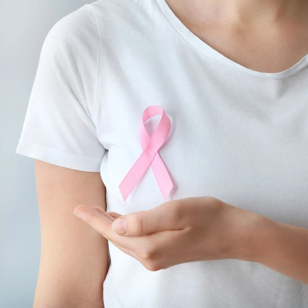 femme qui porte le ruban rose pour soutenir la lutte contre le cancer du sein
