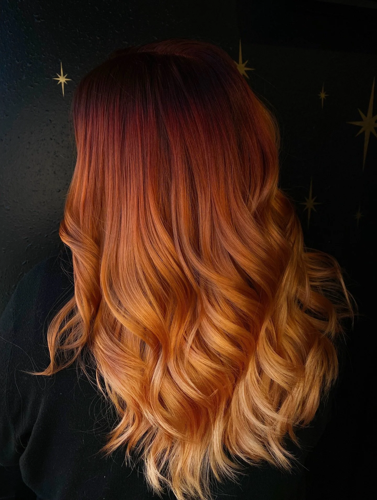 Happy November! 🍁
This client&rsquo;s eventual goal is to be red all over, coming from super light blonde, but we&rsquo;ve decided to have some fun with different blendy red/blonde looks on the way. This particular one is something I&rsquo;d normall