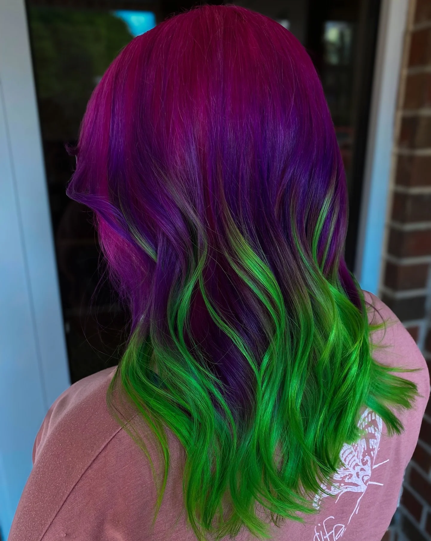 Don&rsquo;t mind me I&rsquo;m just over here yelling about how much I love GREEEEEEN 💚 how cute is this color combo?!

Experimenting with some outdoor photo spots! I&rsquo;m torn because I love my black wall as a backdrop but *nothing* beats fully n