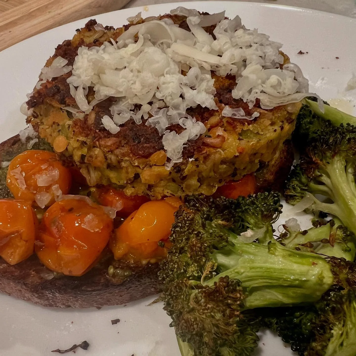@plantidotefoods.co veggie burgers are making my Monday a whole lot easier 🤩 #notsponsored 

Simple, balanced, + nutritious weeknight dinner: whole grain sourdough + homemade pesto + roasted market cherry tomatoes + @plantidotefoods.co veggie burger