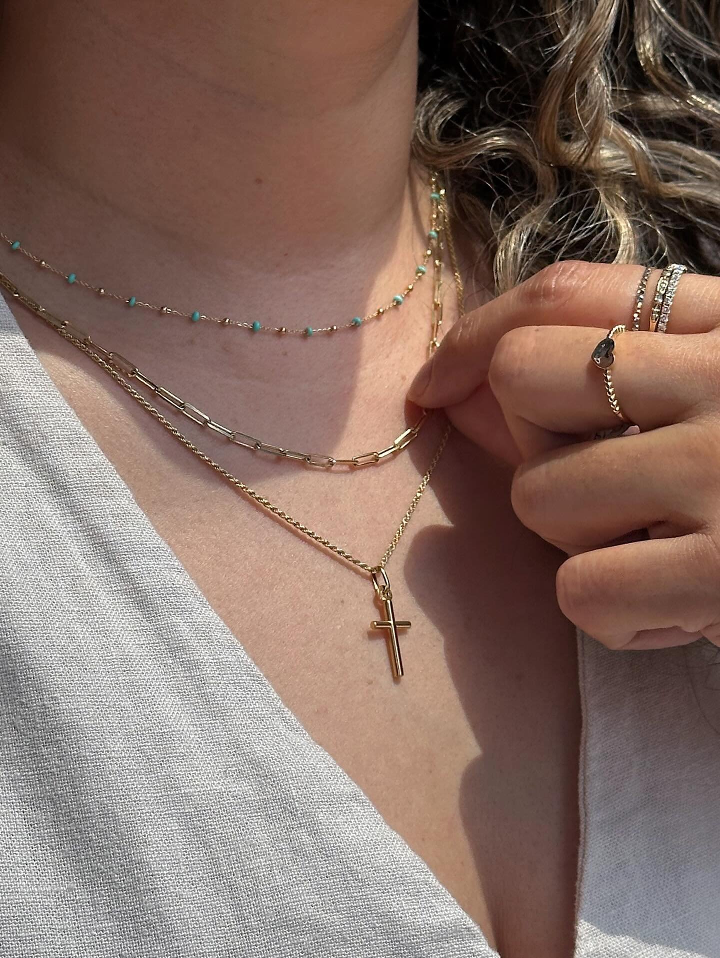 Built for warm weather and open necklines. 🩵✨⁠
⁠
Gold layers + one soft pop of color.⁠
.⁠
.⁠
#DeNocheJewels⁠
#JewelryDesigner⁠
#EverydayJewelry⁠
#MinimalJewelry⁠
#JewelryLover⁠
#MixedMetals⁠
#LayeredJewelry⁠
#JewelryTrends⁠
#JoyasDeDiario⁠
#Joyer&ia