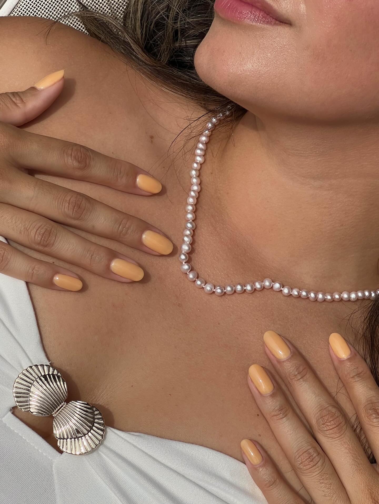 Summer didn&rsquo;t leave pearls on read. 🫧⁠
⁠
The Pearl Necklace &ndash; Consider this your summer neutral.⁠
.⁠
.⁠
#DeNocheJewels⁠
#JewelryDesigner⁠
#EverydayJewelry⁠
#MinimalJewelry⁠
#JewelryLover⁠
#MixedMetals⁠
#LayeredJewelry⁠
#JewelryTrends⁠
#P