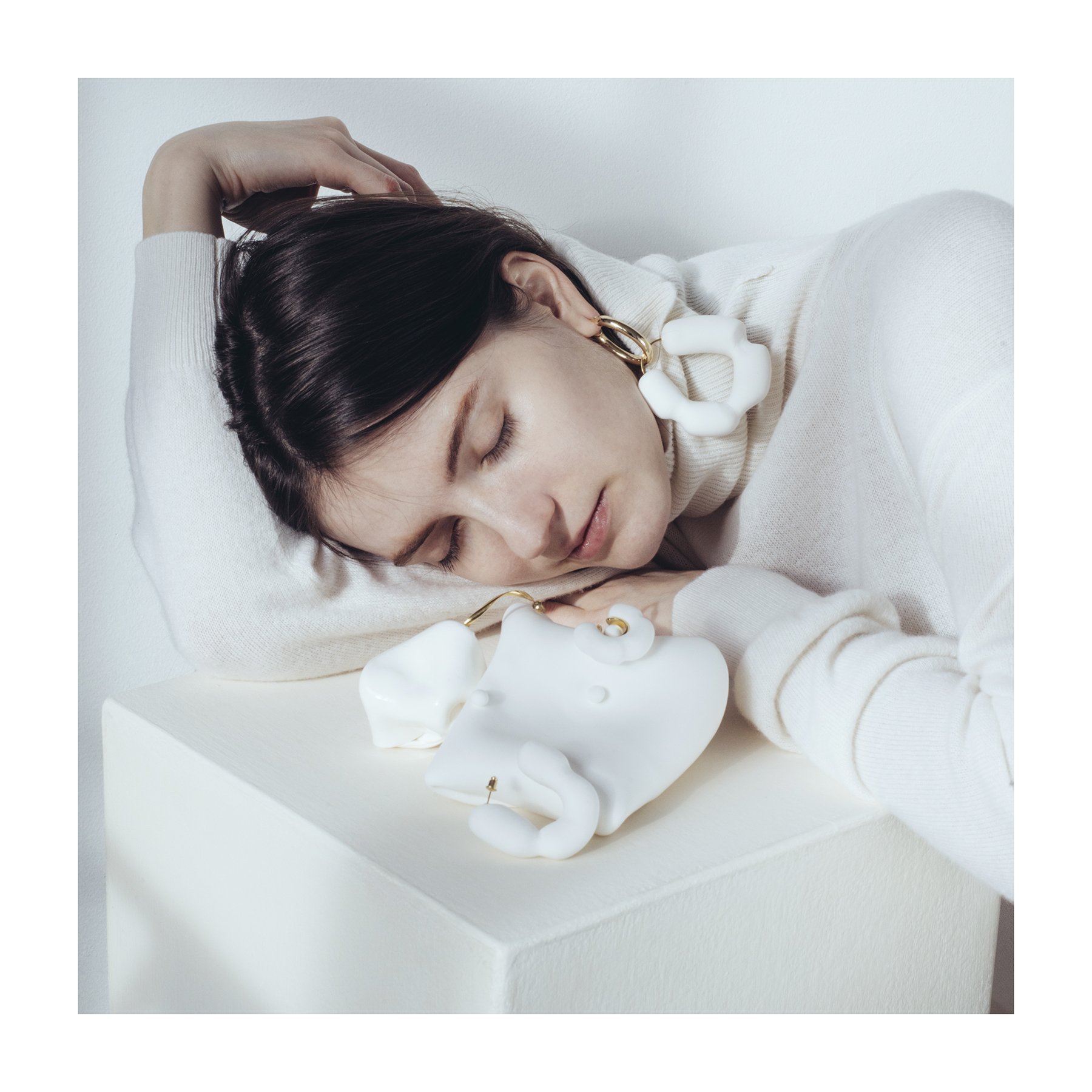 Model wears Coussin Sculpture hoop earring