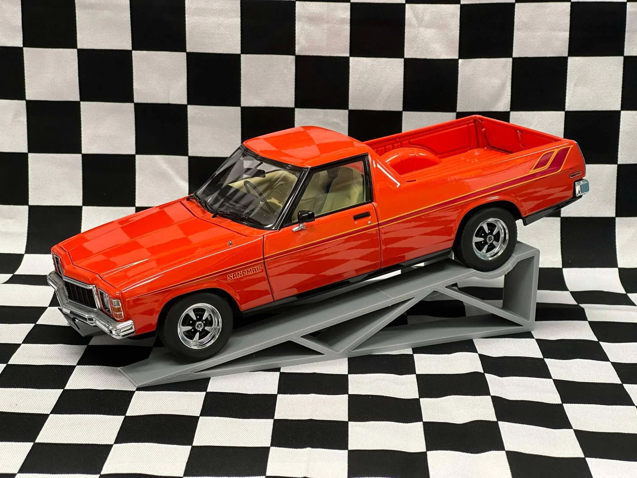 1:18 SCALE HOLDEN HX SANDMAN UTE MANDARIN RED