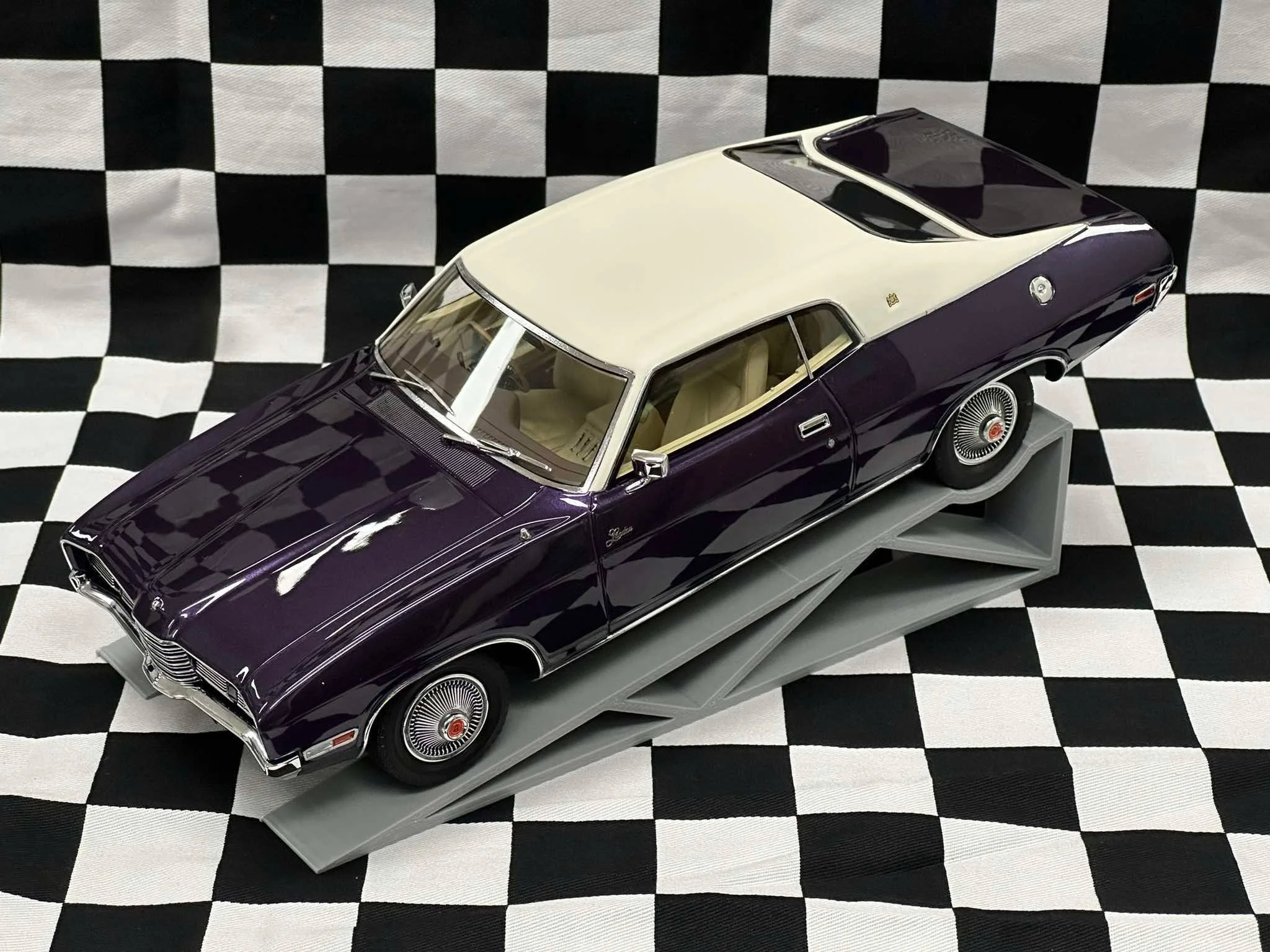 1:18 SCALE FORD P4 LANDAU WILD VIOLET