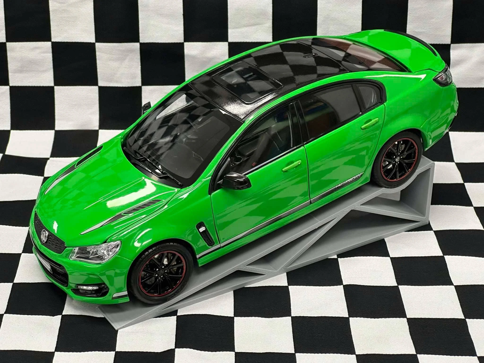 1:18 SCALE HOLDEN VFII MOTORSPORT EDITION SPITFIRE GREEN