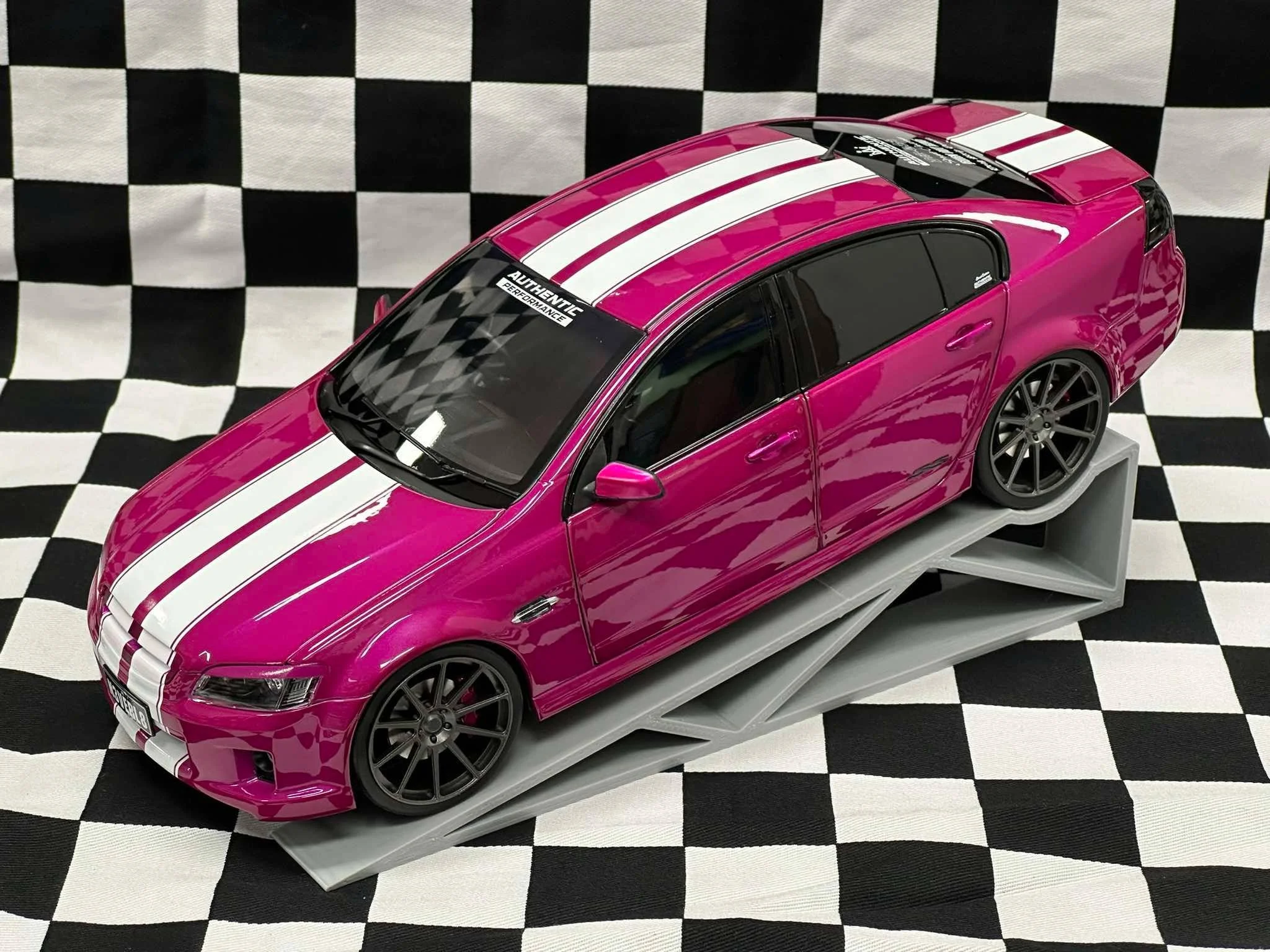 1:18 SCALE HOLDEN VE SS V N3VERL8 STREET CUSTOM FAST AND THE FUCHSIA