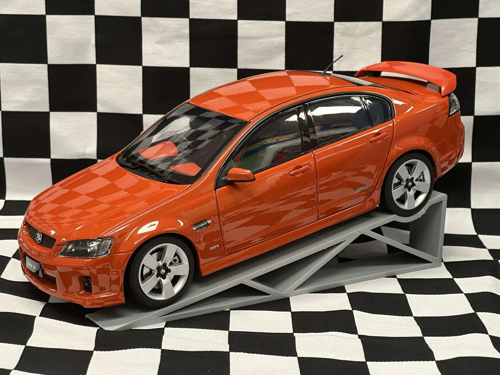 1:18 HOLDEN VE SSV COMMODORE IGNITION ORANGE