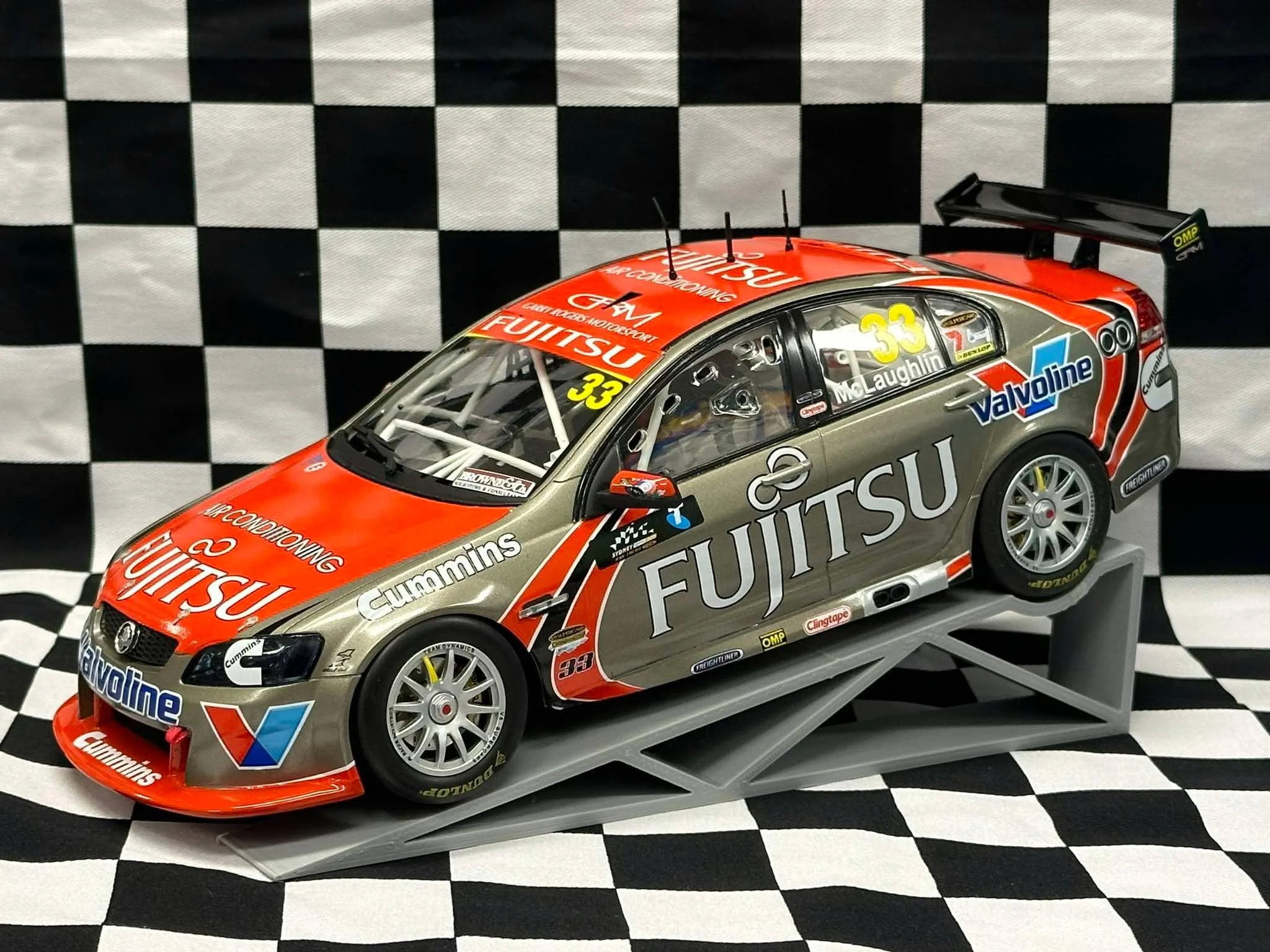 1:18 SCALE HOLDEN VE COMMODORE 2013 SYDNEY 500 SCOTT MCLAUGHLIN