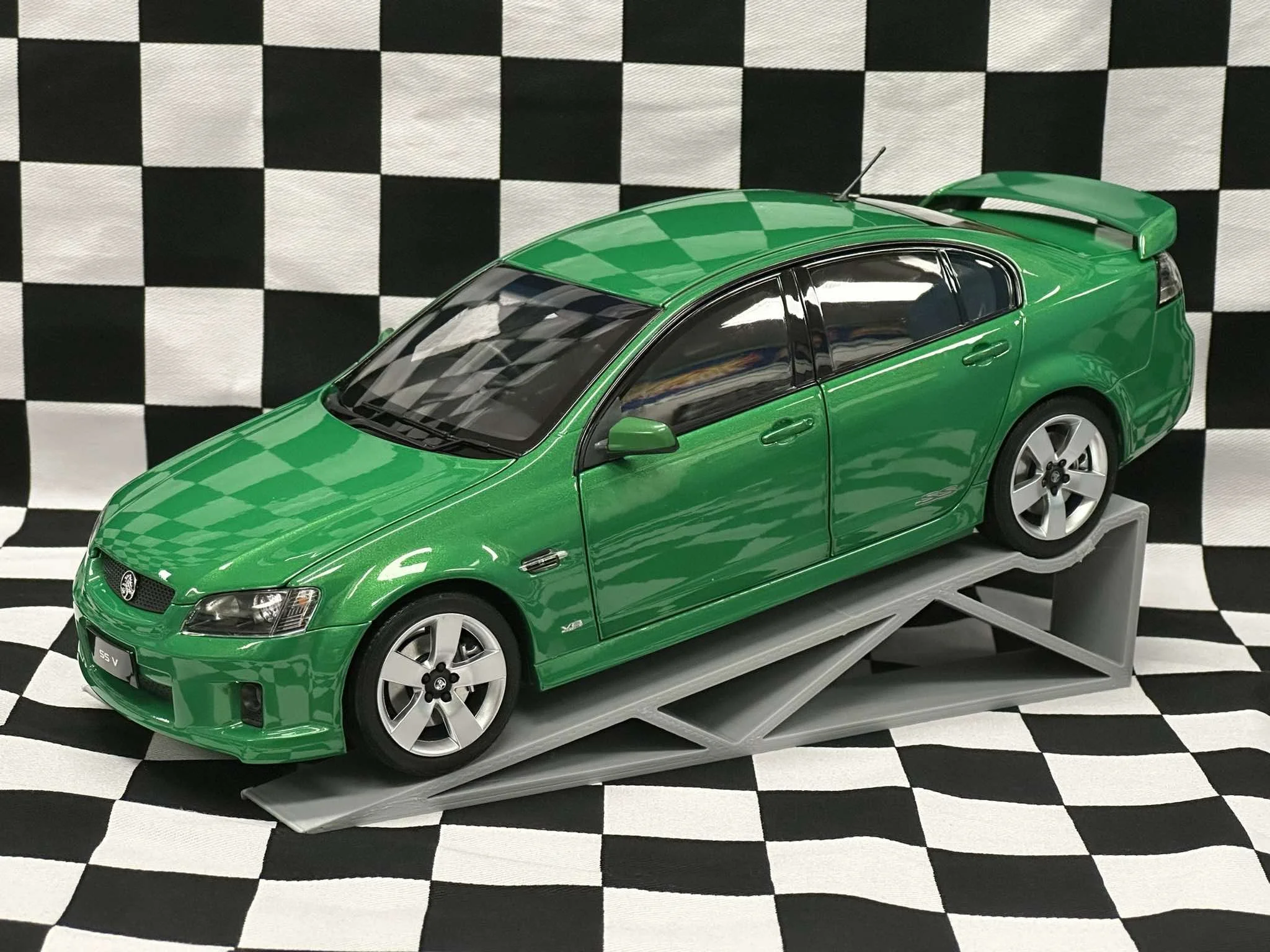 1:18 SCALE HOLDEN VE COMMODORE SSV ATOMIC GREEN