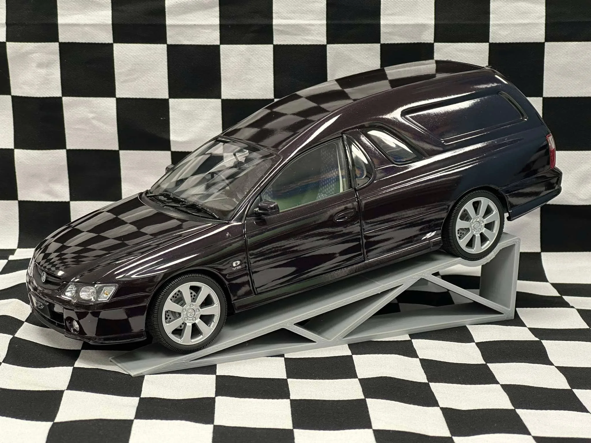 1:18 SCALE HOLDEN VY SS UTE WITH CANOPY COSMO PURPLE