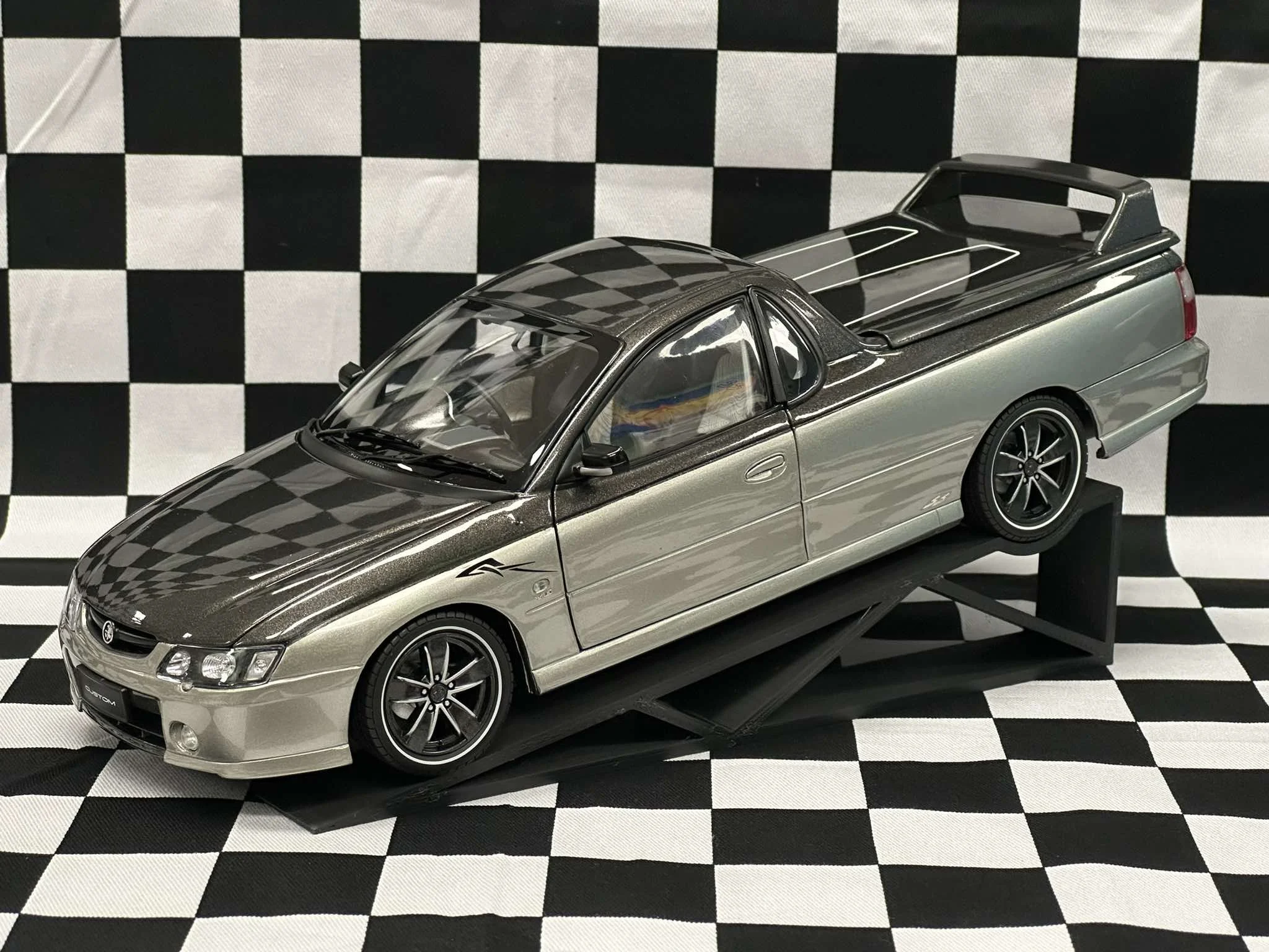 1:18 SCALE HOLDEN VY CUSTOM SS UTE