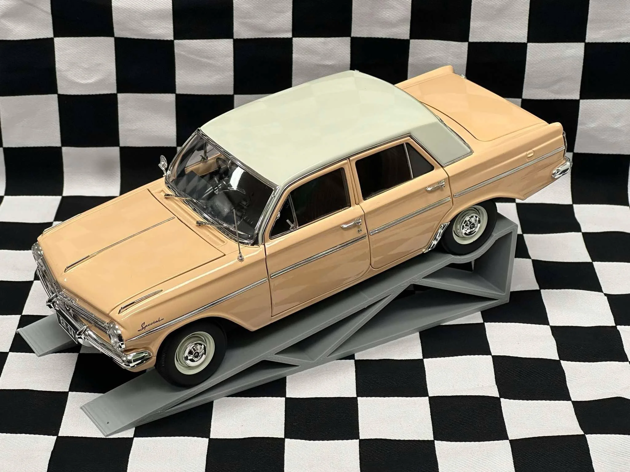 1:18 EH HOLDEN S4 SEDAN QUANDONG