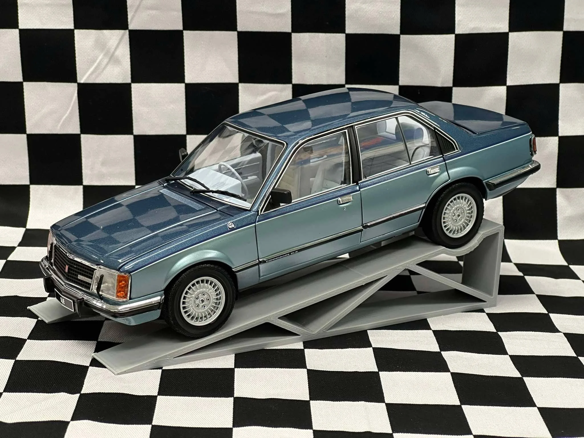 1:18 SCALE HOLDEN VC COMMODORE SL/E NOCTURN BLUE/ATLANTIS BLUE SHADOWTONE