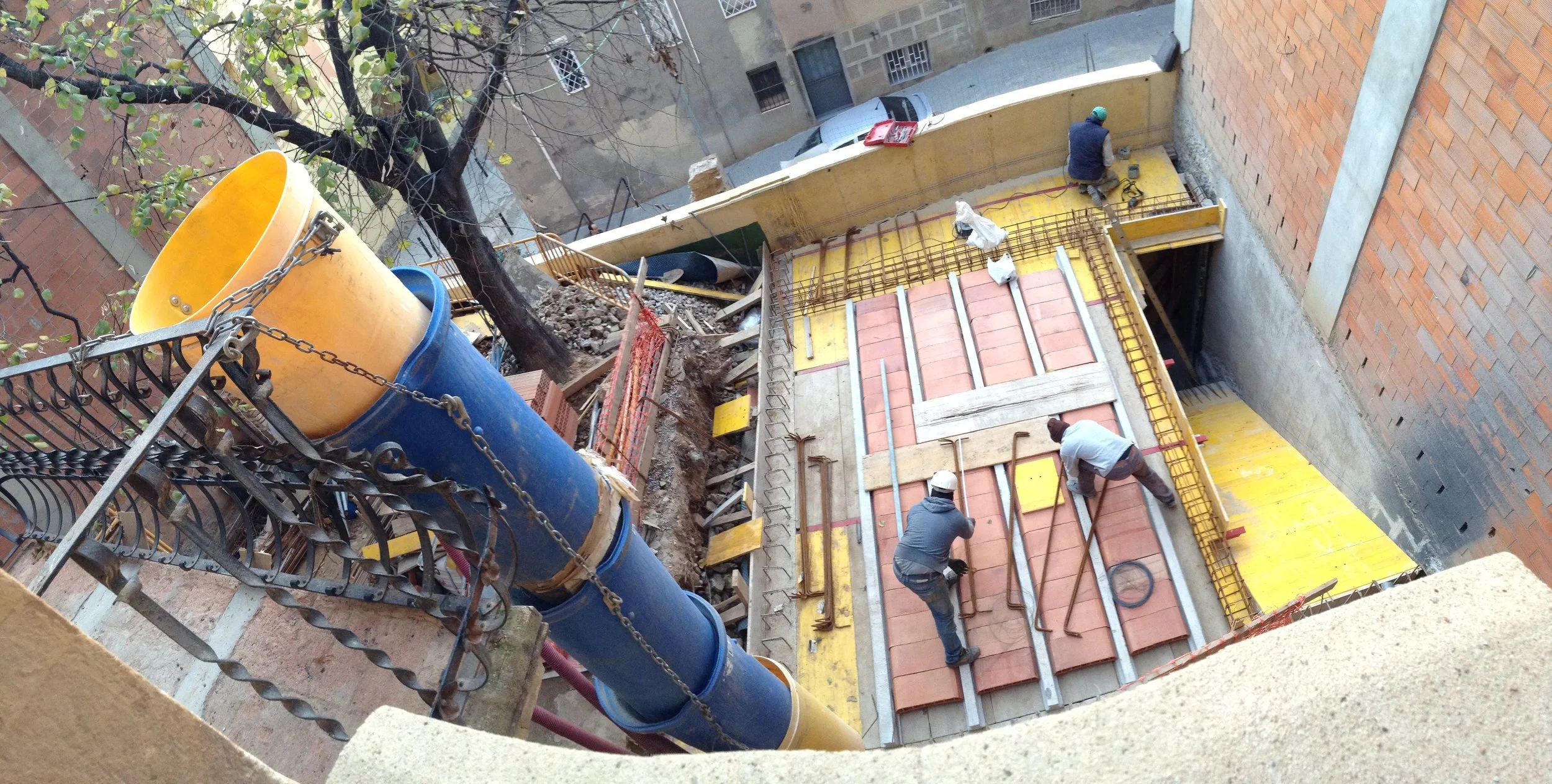 The slab covering the parking space was then laid.