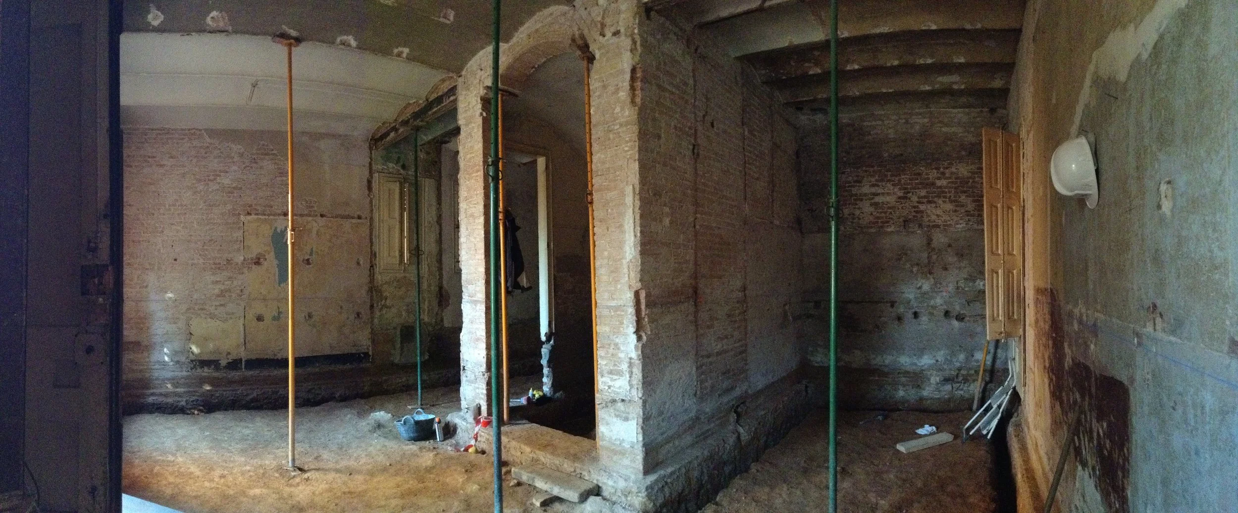 Ground floor space after removing all interior walls (Click on the right arrow to see the process)