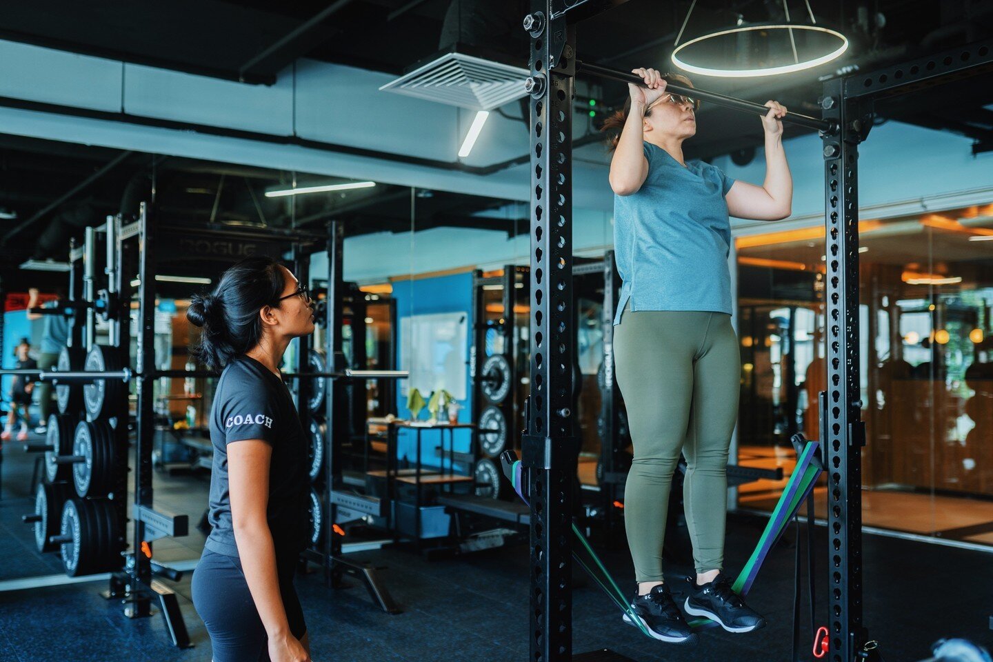 Strong women build strong foundations! Upper body strength isn't just about lifting; it's about empowerment, resilience, and breaking stereotypes. It's the key to independence, from carrying groceries to chasing dreams. It enhances posture, confidenc