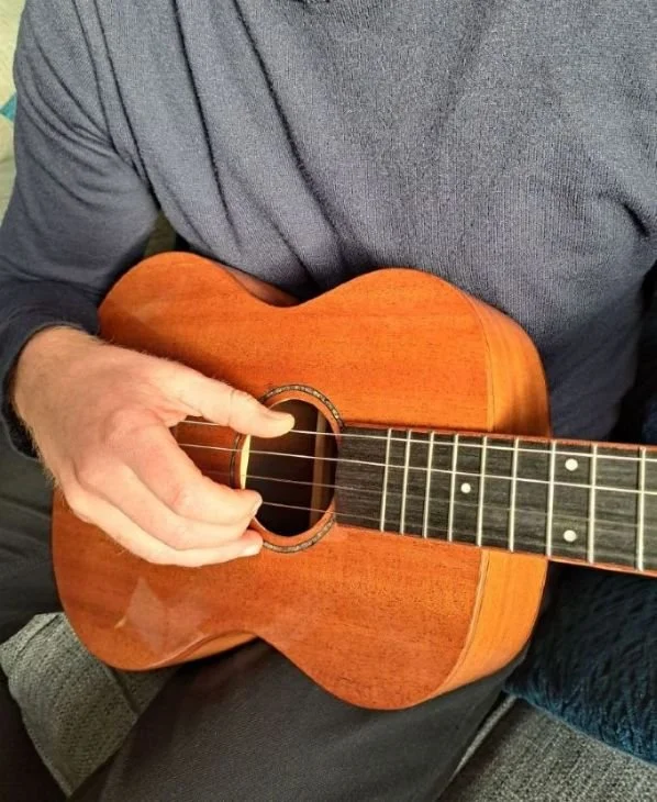 How to play travis picking on ukulele.