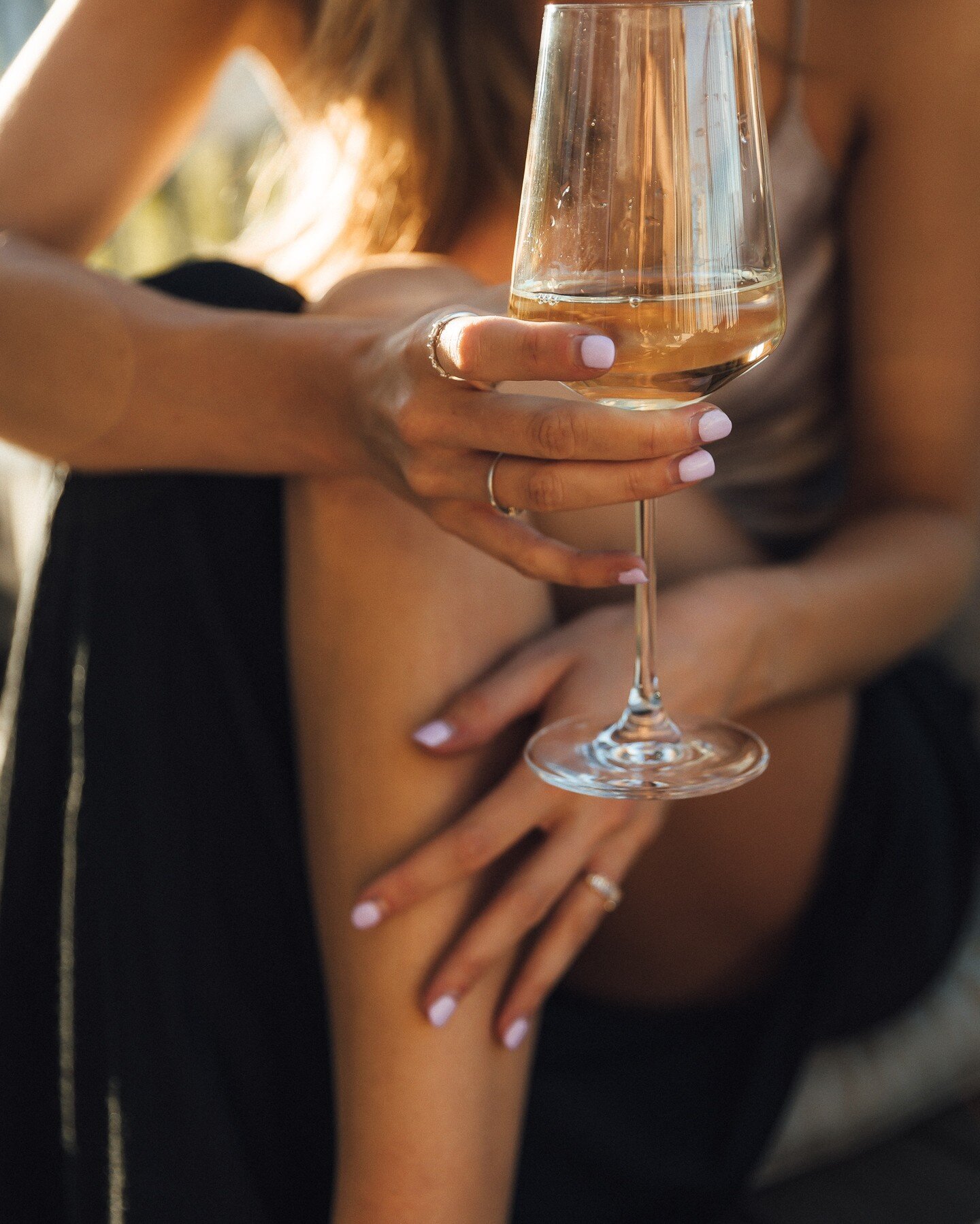 Summer Vibes mit @varisavanessa 🍸 Die letzten Sommerabende auf dem Balkon werden hier noch in vollen Z&uuml;gen genossen, bevor bald der Herbst beginnt. Ich freue mich schon auf bunte Bl&auml;tter und gem&uuml;tliche Sweater, aber l&auml;nger hell b