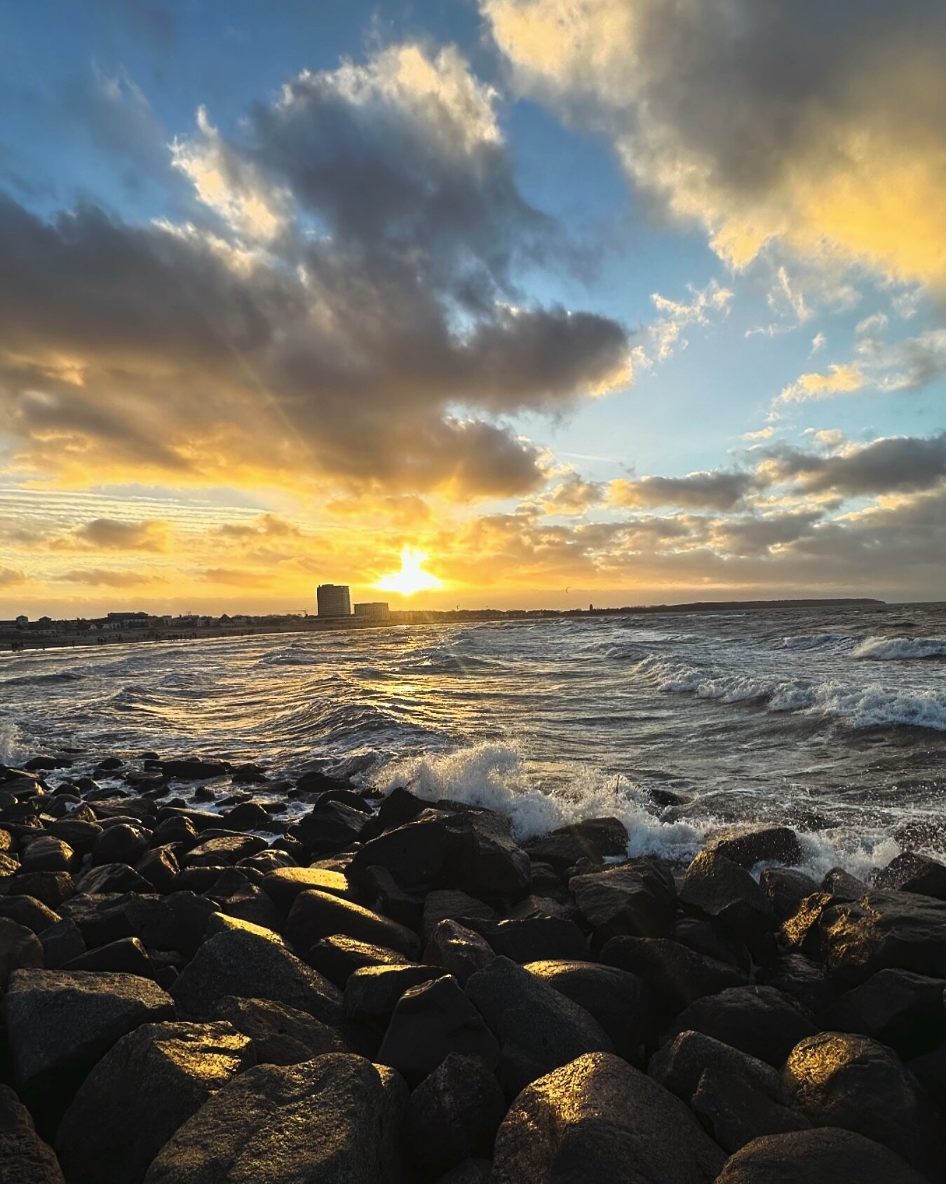 Dec 25, 2023, sunset at Christmas Day in Warnem&uuml;nde

#warnem&uuml;nde #warnemuende #balticsea #sunset #ostsee #rostock #home