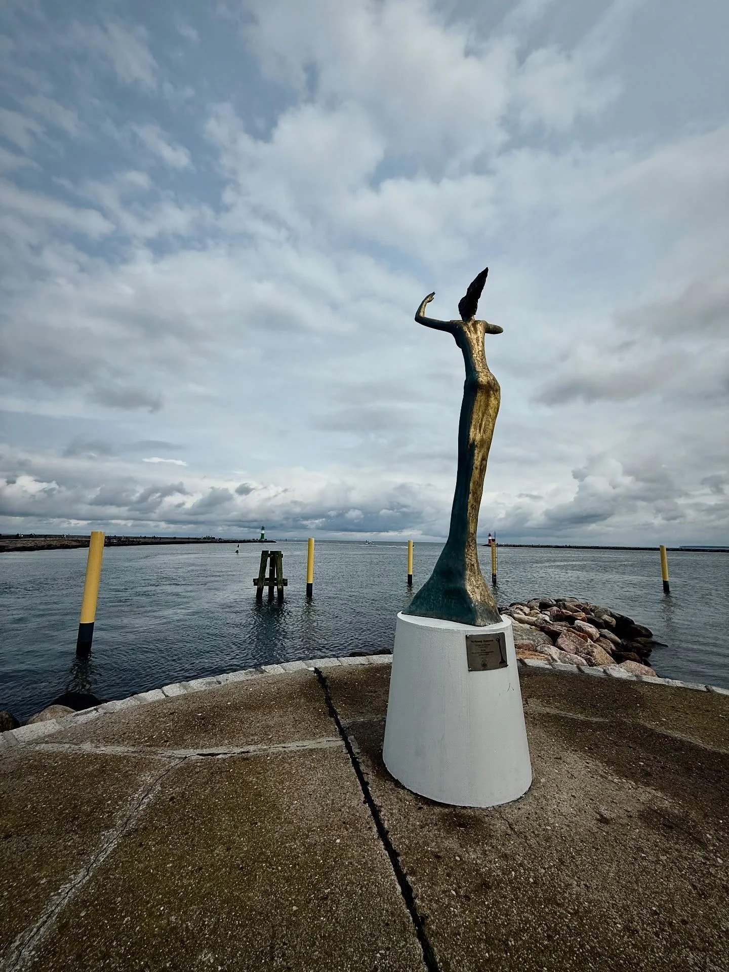 Jun 8, 2025, &raquo;Esperanza&laquo; (Hoffnung, Hope) by En&eacute; Slawow, Warnem&uuml;nde

#art #sculpture #rostock #warnemuende #baltic