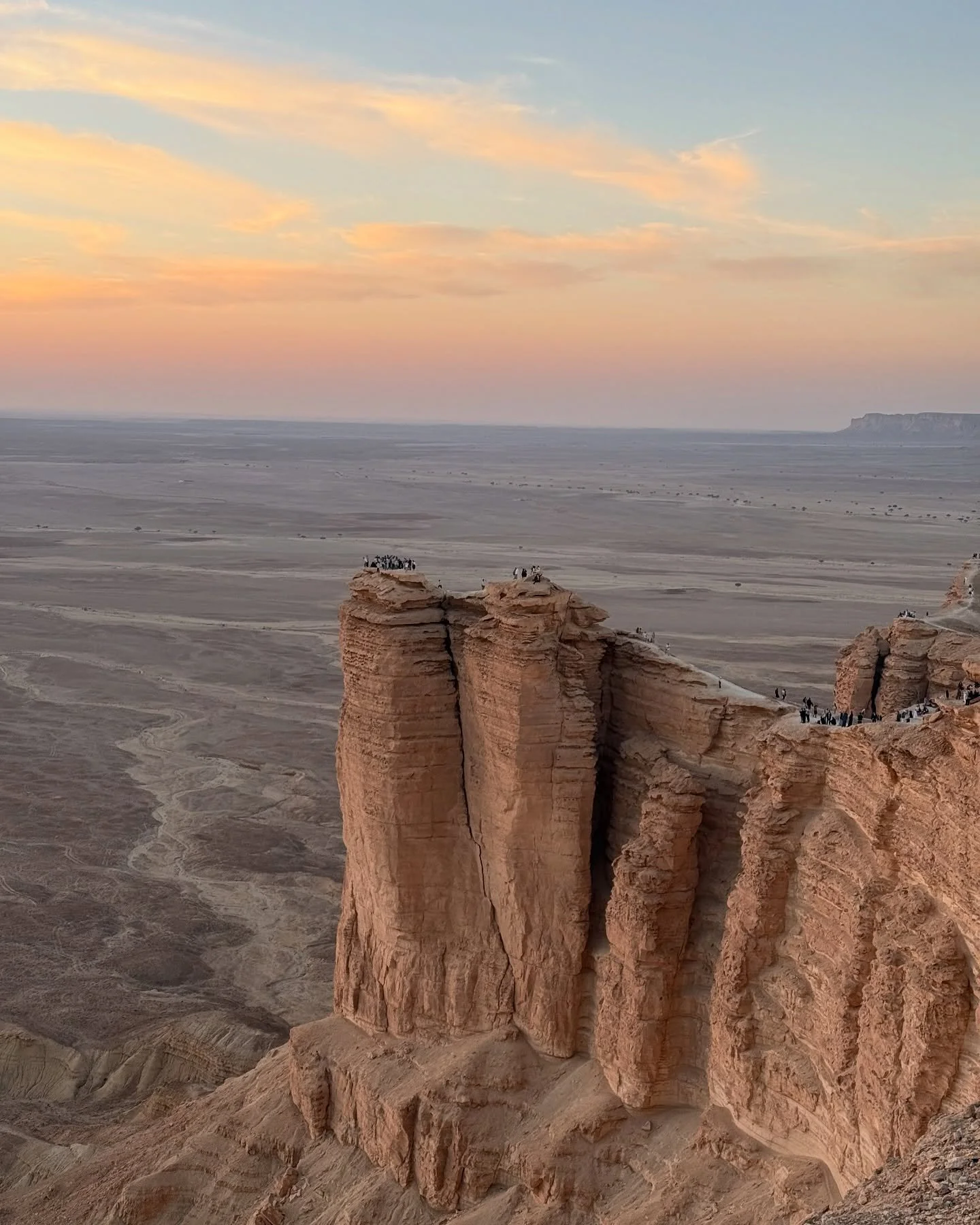 The Edge of the World in the desert around Riyadh. Worth the rough off road tour w/ @herrmaderner @einfach_konsti 

#saudiarabia #saudi #riyadh #edgeoftheworld #naturephotography