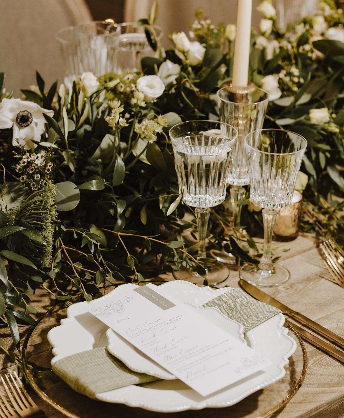 Thinking about wedding day stationery? Having custom menu cards at your wedding is the perfect way to compliment your table setting while also sharing your meal selection with your guests. ✨