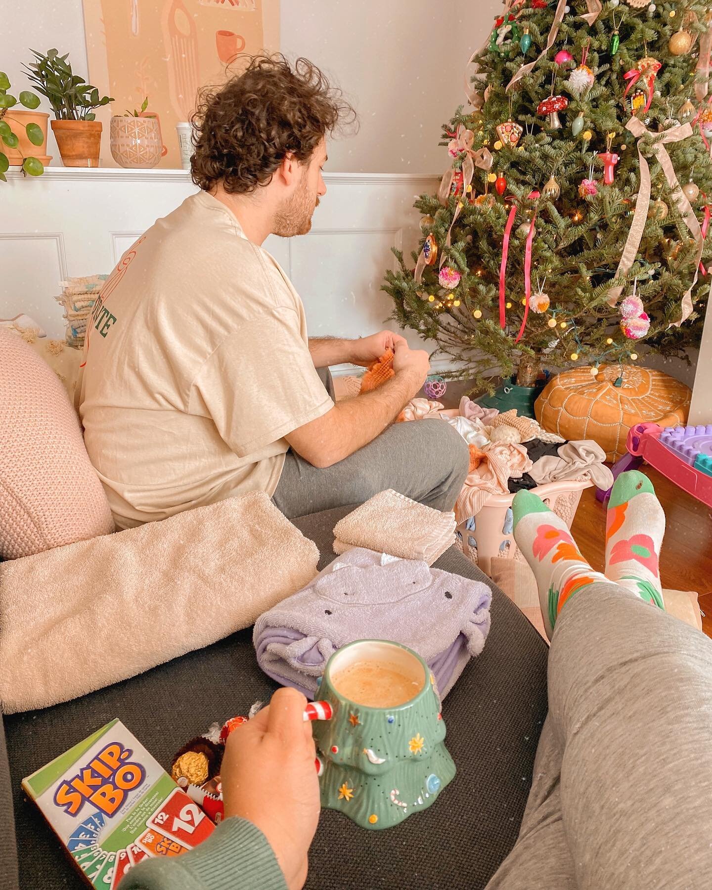 Tell me que c&rsquo;est les vacances de No&euml;l without telling me ☕️🃏🧺🎄🍫✨