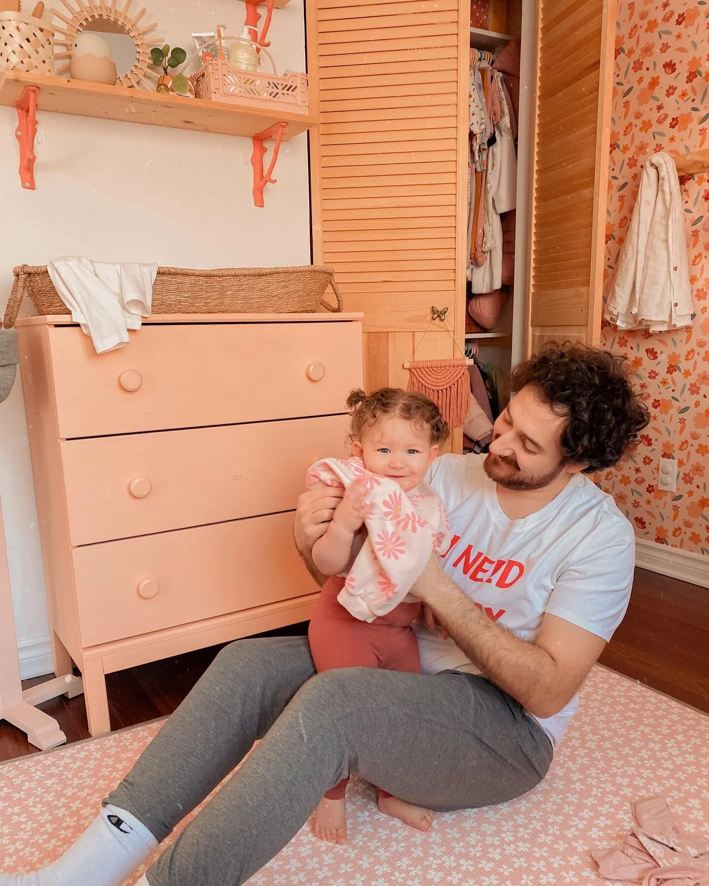 Dad en mode habillage et lulu 👧🏻👨🏻💕