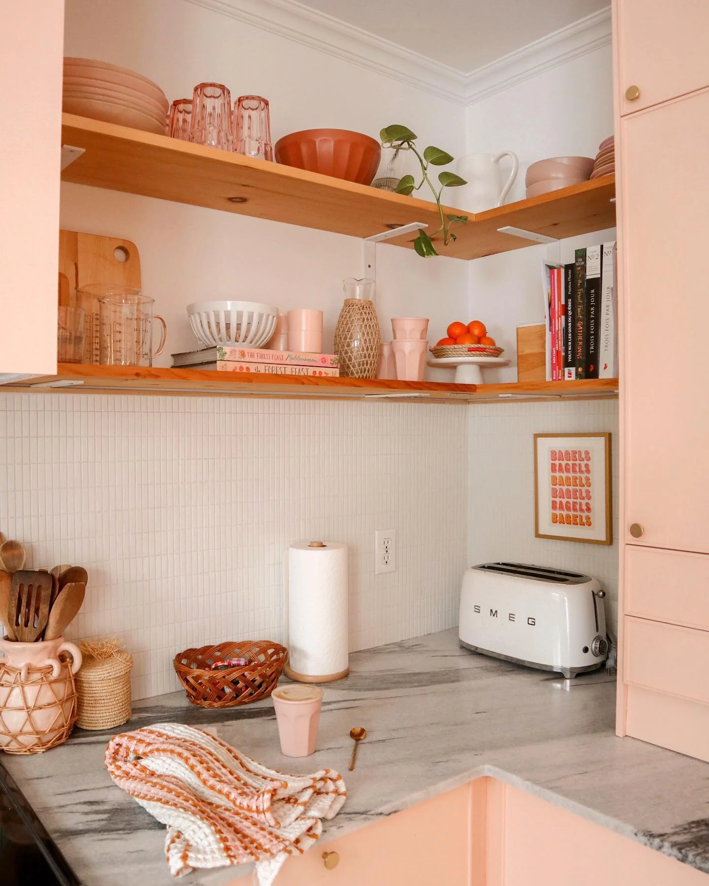 Sc&egrave;ne matinale dans une cuisine toute propre ☕️🍊✨