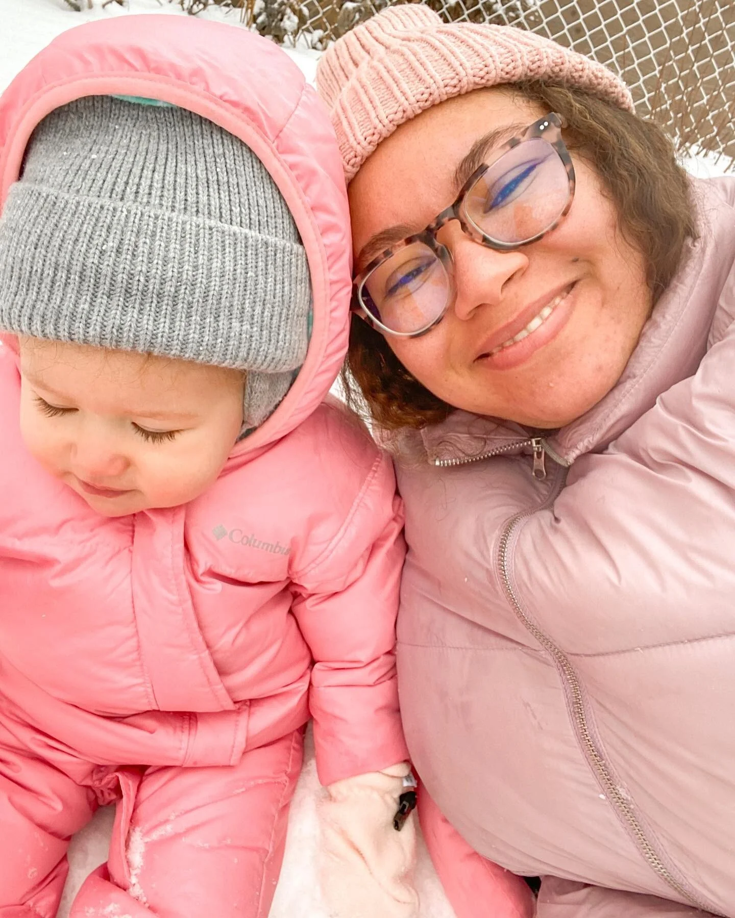 👩🏽&zwj;🦱👧🏻💕❄️