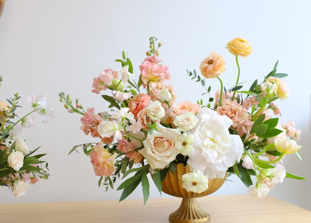 Wedding sample meetings and spring events have had the studio filled with pretty, peachy blooms! 

#bostonbrides #weddingflowers #newenglandwedding #newenglandweddingflorist #bostonweddingflorist #wedvibes #thewed #capecodflorist #somervilleflorist #